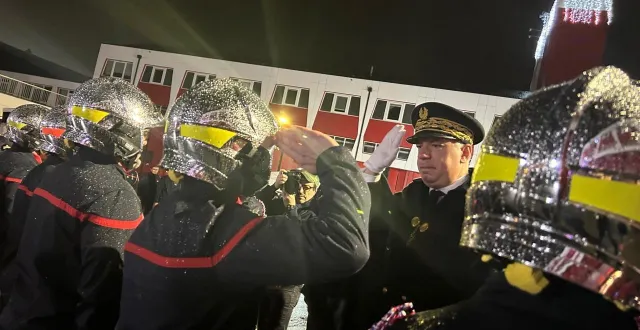 photo  le préfet de la sarthe, sébastien jallet a décoré cinq sapeurs-pompiers pour acte de courage et dévouement, lors de la sainte-barbe, ce vendredi 5 décembre 2025 au mans.  &copy;  ouest-france 