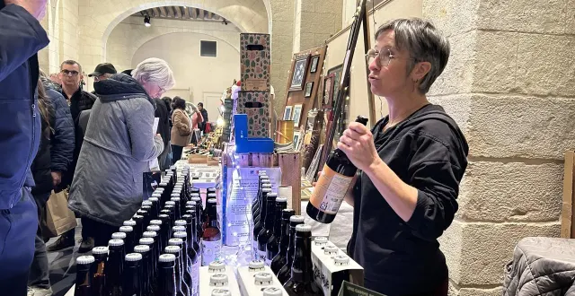 photo  à l’image de la brasserie pique-prune, une cinquantaine de commerçants sont présents au grand marché de noël de la flèche (sarthe) qui se poursuit ce dimanche 7 décembre 2025.  &copy;  ouest-france 