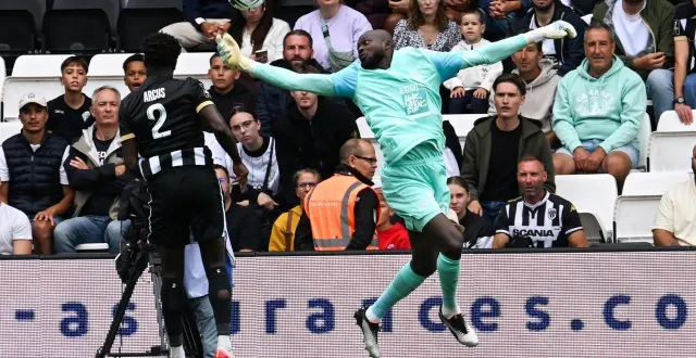 photo  hervé koffi retrouve le but angevin contre lens.  &copy;  laurent combet 