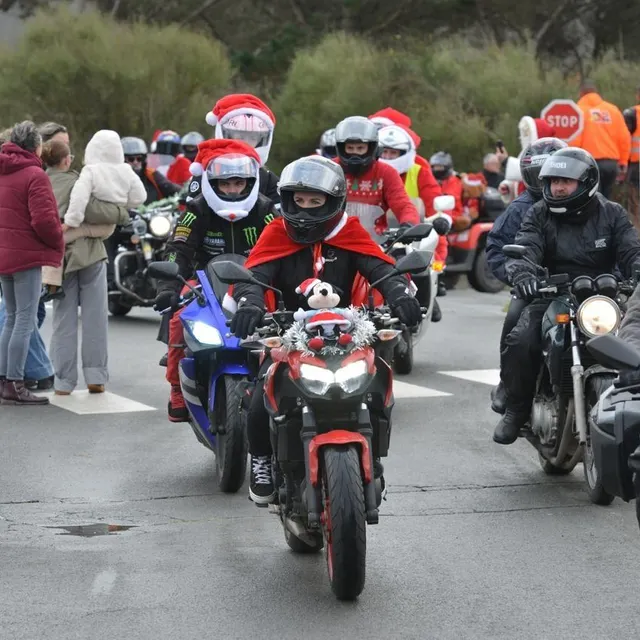 photo simple bonnet ou costume complet, les participants du noël de l’estran n’ont pas hésité à se costumer pour faire sourire les enfants.  ©  ouest-france