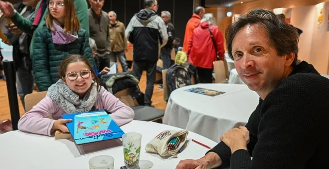 photo  le scénariste de bande dessinée beka vient de réaliser une dédicace pour une jeune adepte de la série « studio danse ».  &copy;  co – laurent combet 