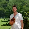 photo  arthur fleury, 27 ans, avec ses poules en plein air à joué-du-plain. 