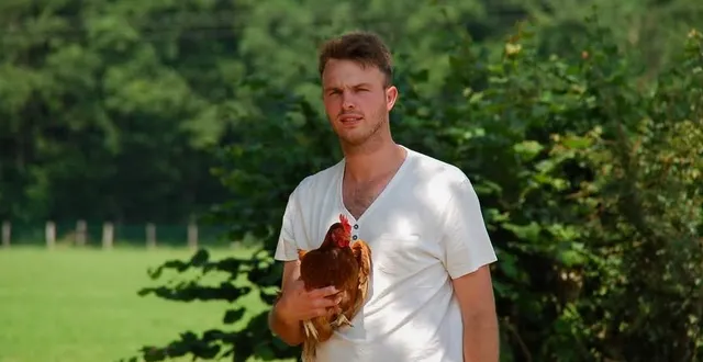 photo  arthur fleury, 27 ans, avec ses poules en plein air à joué-du-plain.  &copy;  archives arthur fleury 