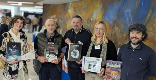 photo  de gauche à droite : anaïs flogny, la lauréate du prix première bulle 2024, denis lenormand, président du jury du même prix avec la bd sibylline (lauréate cette année), mickaël géreaume, éditeur de “l’orfèvre” d’aurélien lozes, prix bibliopôle adulte, alexandra simon-lavault (bibliopôle) et antoine dodé, prix bibliopôle jeunesse.  &copy;  ouest-france 