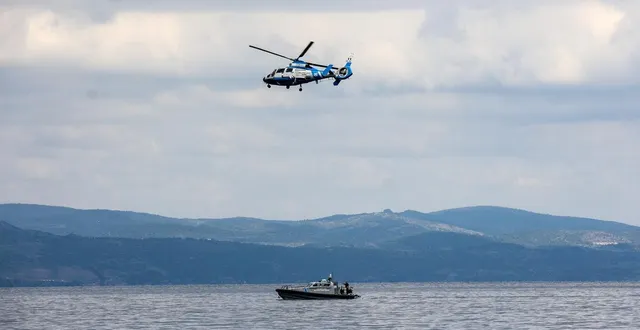 photo  un vaisseau des garde-côtes et un hélicoptère participent à une mission de sauvetage de migrants après le naufrage de leur bateau en mer égée, en avril 2025.  &copy;  manolis lagoutaris / afp 