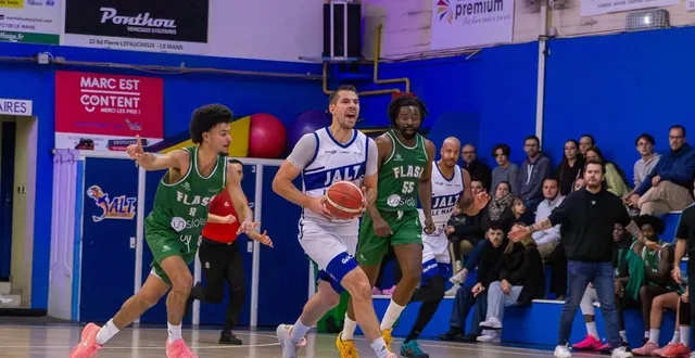 photo  les jaltais ont complètement craqué au retour des vestiaires.  &copy;  archives le maine libre 