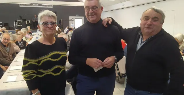 photo  françoise savignard et bruno cailleau entourent dominique normandin, maire délégué.  &copy;  co 