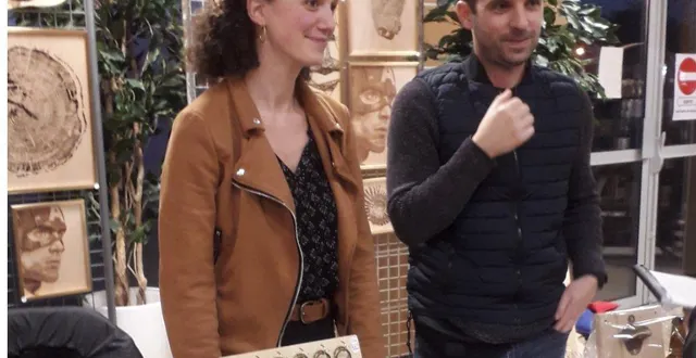 photo  alexandre chalonneau et son épouse devant ses créations sur bois.  &copy;  co 