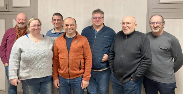 photo  le président d’art et fléchir gilles murail (au centre en bleu sombre) entouré du nouveau bureau et de philippe chartier, maire de saint-rémy (à droite).  &copy;  le maine libre 