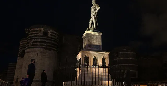 photo  angers, place kennedy, 4 décembre. une lumière ciselée épouse depuis jeudi soir la silhouette du roi-rené – 3,20 mètres de hauteur – sans créer d’ombre sur les remparts du château. le projecteur s’éteint automatiquement à la tombée du jour, comme sur les autres monuments.  &copy;  co – laurent combet 