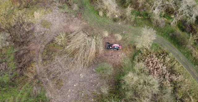 photo  vue aérienne de la zone de stockage des peupliers coupés à villevêque.  &copy;  centre de formation professionnelle du fresne 