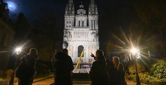 photo  la cathédrale profite d’un nouvel éclairage, avant même l’ouverture de la galerie, qui fond ses clochers dans la pénombre. les projecteurs sont fixés à distance pour réduire le risque incendie.  &copy;  co – laurent combet 
