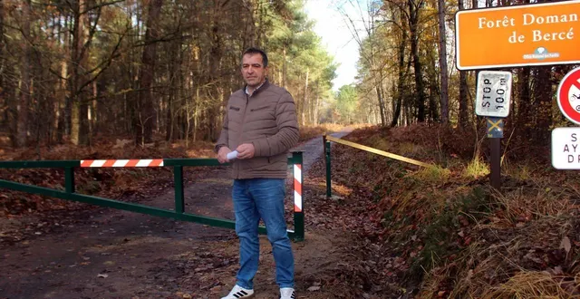 photo  mickaël allard, maire de verneil-le-chétif devant la barrière obstruant la route forestière du rond de verneil.   &copy;  le maine libre 