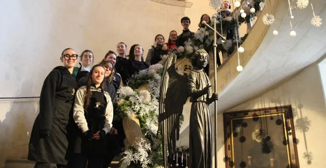 photo  une quinzaine d’apprentis fleuristes du lycée nazareth ont décoré le château du lude (sarthe) pour les fêtes qui approchent.  &copy;  ouest-france 