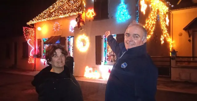 photo  sandra et stéphane jacquet devant leur belle maison illuminée.  &copy;  le maine libre 