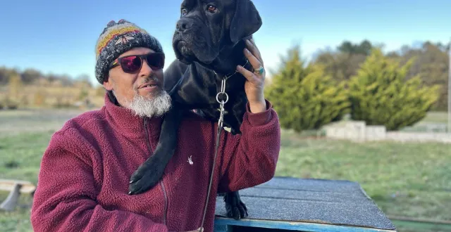 photo  karim mokhtari et l’un de ses chiens, installé sur le parcours d’agility, créé à l’aide de matériaux de récupération, sur le site de l’ancien cynodrome de parigné-l’évêque.  &copy;  ouest-france 