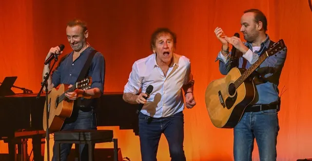 photo  angers, le 6 décembre 2025. encadré par ses fils pierre (à gauche) et charles (ours, à droite), alain souchon revisite une partie de son immense répertoire avec délicatesse et légèreté.  &copy;  laurent combet 