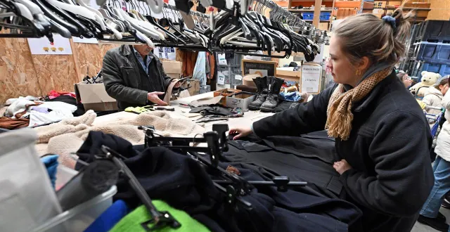 photo  léa, en plein travail dans le secteur des textiles, suit à l’écocylerie un parcours de transition professionnelle. les stagiaires restent ici de quatre mois jusqu’à deux ans.  &copy;  jérôme fouquet/ouest-france 