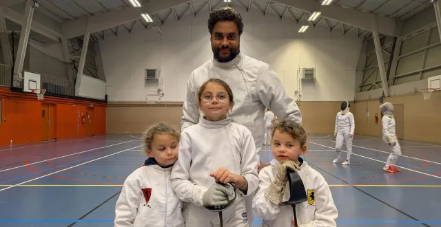photo  nathanaël huguet et ses trois filles, partagent le même plaisir de la pratique de l’escrime.  &copy;  ouest-france 