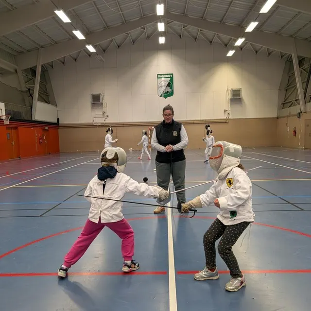 photo les jumelles, chiara et cassandre, bientôt 5 ans, sabre en plastique à la main, apprennent à leur rythme avec anne sophie reynen.  ©  ouest-france