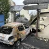 photo  la voiture s’est encastrée dans un mur avant de s’enflammer, rue maurice-berne aux ponts-de-cé. 