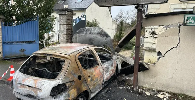 photo  la voiture s’est encastrée dans un mur avant de s’enflammer, rue maurice-berne aux ponts-de-cé.  &copy;  co laurent comet 