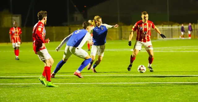 photo  les deux buteurs de ce duel normand : le flérien baptiste fleury (balle au pied) et l’avranchinais martin legendre (n° 5 bleu).  &copy;  serge ruer 