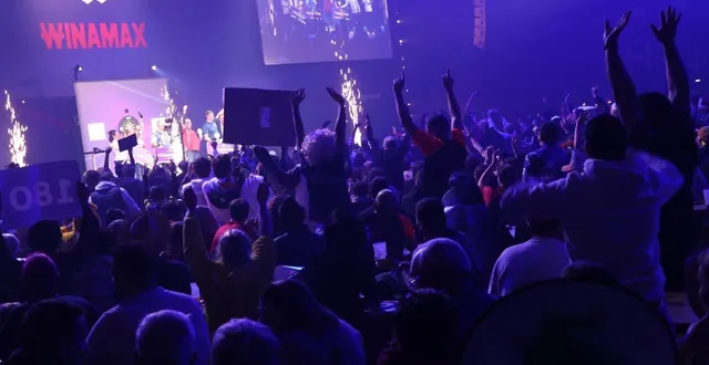 photo  l’ambiance était impressionnante le soir de gala de la toute première édition du french darts festival organisé au parc des expositions de caen (calvados), samedi 6 décembre 2025. plus de 4 000 personnes étaient là, et plus de 10 000 sur les trois jours de l’événement.  &copy;  ouest-france 