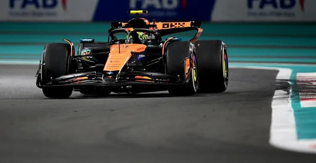 photo  lando norris au volant de sa mclaren lors du grand prix d’abu dhabi, le 7 décembre 2025.  &copy;  clise mason / getty images via afp 