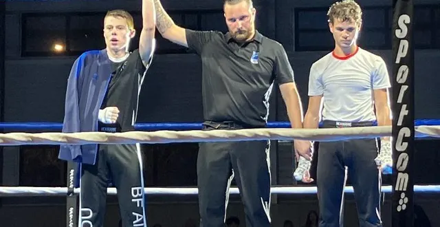 photo  stan benoit (à gauche) déclaré vainqueur par l’arbitre pour son combat contre inty carbou.  &copy;  le maine libre 