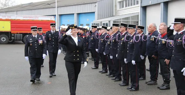 photo  à l’occasion de la cérémonie de la sainte-barbe, ce samedi 6 décembre 2025 à la flèche (sarthe), l’action de plusieurs sapeurs-pompiers fléchois intervenus lors des incendies du mois de juin a été saluée.  &copy;  ouest-france 