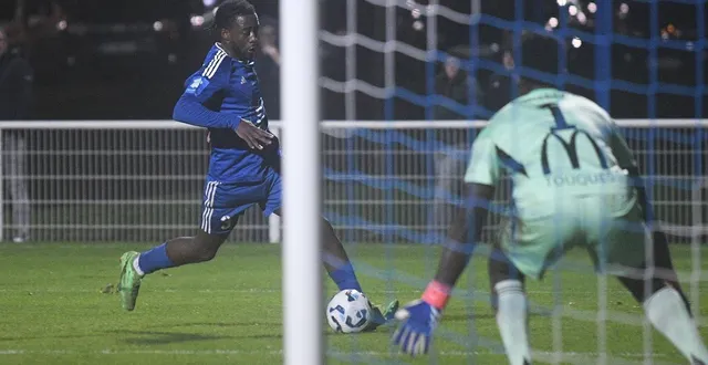 photo  antoine louzolo et le fc saint-lô sont leaders de leur poule en régional 1.  &copy;  jacques blondel 
