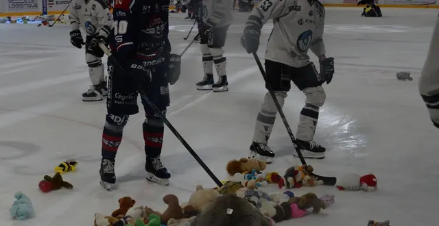 photo  la tradition du lancer de peluches offertes au secours populaire a été respectée après l’ouverture du score.  &copy;  co - j. hurstel 