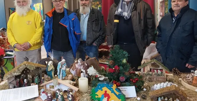 photo  l’association des cartophiles fertois présente une exposition de plus de 110 crèches à l’espace bernard-chardon. de gauche à droite : le président, yves jeanne ; le secrétaire, hervé maussion ; le vice-président, jacky chaplain ; le trésorier, georges lalonde et michel thévenard.  &copy;  ouest-france 