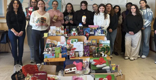 photo  vendredi midi, au lycée napoléon, les élèves ont présenté le fruit de leur collecte.  &copy;  ouest-france 