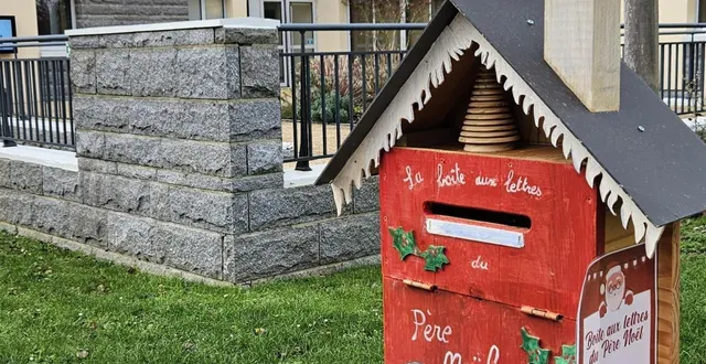 photo  la boîte aux lettres du père noël, placée sur la place de la mairie, attend les courriers des enfants.  &copy;  ouest-france 