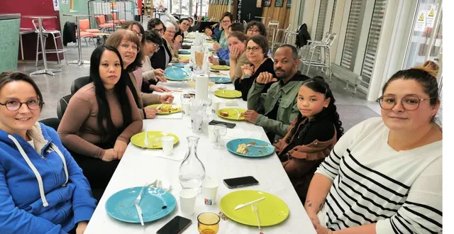photo  une bonne vingtaine d’adhérents de la maison des habitants au repas en faveur de l’association les ptits doudous d’aliénor.  &copy;  le maine libre 