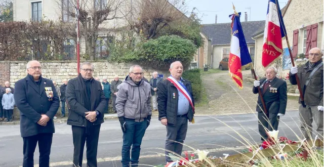 photo  la cérémonie s’est tenue devant le monument aux morts de contres.  &copy;  le maine libre 