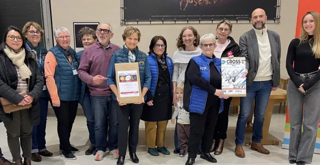 photo  lors de la remise du don à l’hôtel de ville d’allonnes  &copy;  le maine libre 