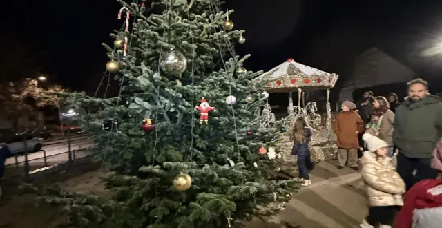 photo  les enfants sont venus décorer le sapin avant le lancement des illuminations  &copy;  le maine libre 