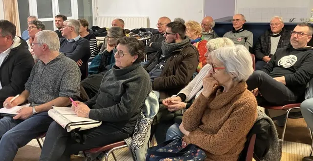 photo  une trentaine de personnes sont venues se renseigner sur le photovoltaïque.  &copy;  ouest-france 