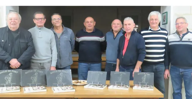 photo  samedi, la société de boule de fort les cultivateurs, présidée par jean-noël dabin, organisait la finale du concours « 1 sociétaire et deux invités ». 24 équipes s’étaient engagées. ghislain maucourt épaulé de didier le moal et bernard colombo ont gagné après 3 h 45 de jeu, face à l’équipe composée de patrick gaignard, alain maillet et dominique branchereau sur le score de 12 à 10. lukie delaporte, responsable de la commission des jeux a félicité les finalistes, notamment, patrick gaignard pour sa 1re finale. prochains concours : l’approche à l’amicale, le 1 contre 1 ?aux groies et le challenge de l’authion dans les communes d’andard et brain-sur-l’authion.  &copy;  co 