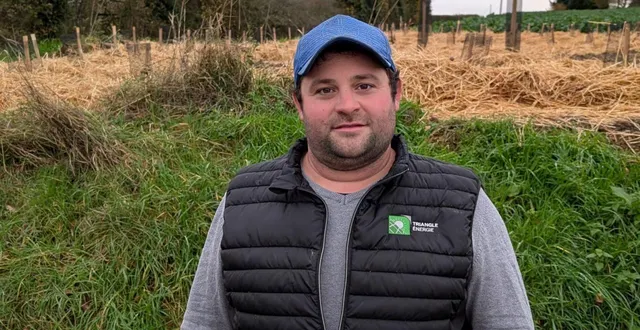 photo  romain coulon, agriculteur, a planté 160 m de haie.  &copy;  ouest-france 