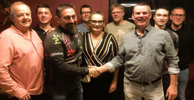 photo  samuel radigue (à droite) passe la main à cyril courtadon.  &copy;  ouest-france. 