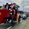 photo  samedi, la parade du père noël avait de quoi ravir les amateurs de mécanique : ils ont pu admirer la mancelle, voiture à vapeur construite par amédée bollée, en 1878, ici rénovée en version électrique, escortée par plus de 200 motards de l’association casque d’or de saint-gervais-en-belin, dont la virée était organisée au profit du téléthon. 