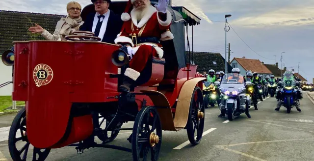 photo  samedi, la parade du père noël avait de quoi ravir les amateurs de mécanique : ils ont pu admirer la mancelle, voiture à vapeur construite par amédée bollée, en 1878, ici rénovée en version électrique, escortée par plus de 200 motards de l’association casque d’or de saint-gervais-en-belin, dont la virée était organisée au profit du téléthon.  &copy;  ouest-france 