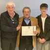 photo  richard verba, au centre, s’est vu remettre la médaille d’argent du souvenir français par le maire, patrick desmazières, en présence de daniel leroy, à droite, délégué départemental de l’association. cette médaille vient récompenser dix années d’engagement au sein de l’association qui a pour mission d’entretenir le devoir de mémoire et de le transmettre aux jeunes générations. 