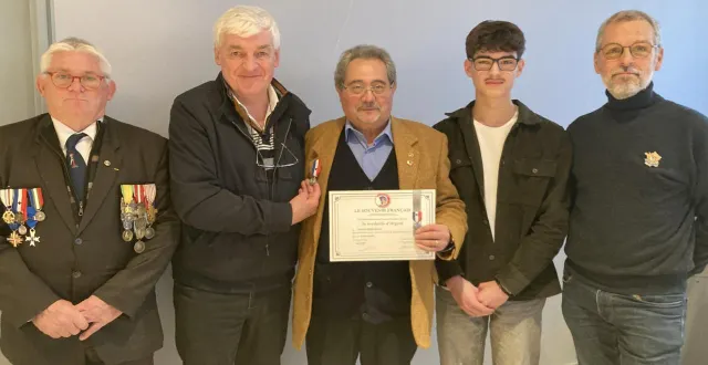 photo  richard verba, au centre, s’est vu remettre la médaille d’argent du souvenir français par le maire, patrick desmazières, en présence de daniel leroy, à droite, délégué départemental de l’association. cette médaille vient récompenser dix années d’engagement au sein de l’association qui a pour mission d’entretenir le devoir de mémoire et de le transmettre aux jeunes générations.  &copy;  ouest-france 