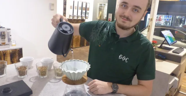 photo  à cafés boc, tout en vous préparant une tasse, pierre lemarié vous immerge dans l’histoire et les secrets de la filière café  &copy;  . ouest-france 
