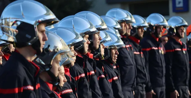 photo  les sapeurs-pompiers d’argentan ont d’abord fêté la sainte-barbe au monument aux morts, place du marché.  &copy;  ouest-france 